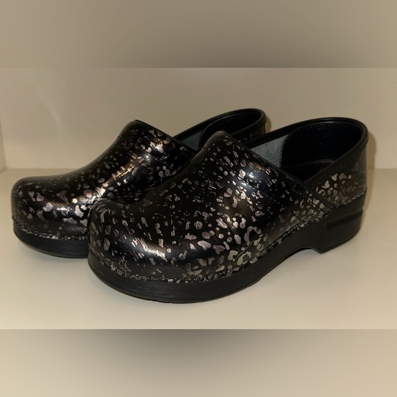 Dansko Professional Slip Resistant Gray/Black Clog Women's Size 36 Cheetah Print - Picture 1 of 11